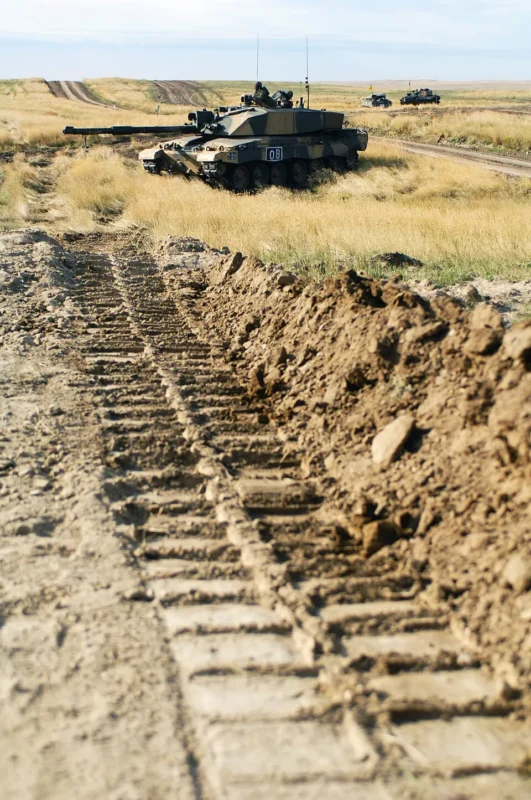 Illustration: Características esenciales de las llantas Mud Terrain para barro profundo
