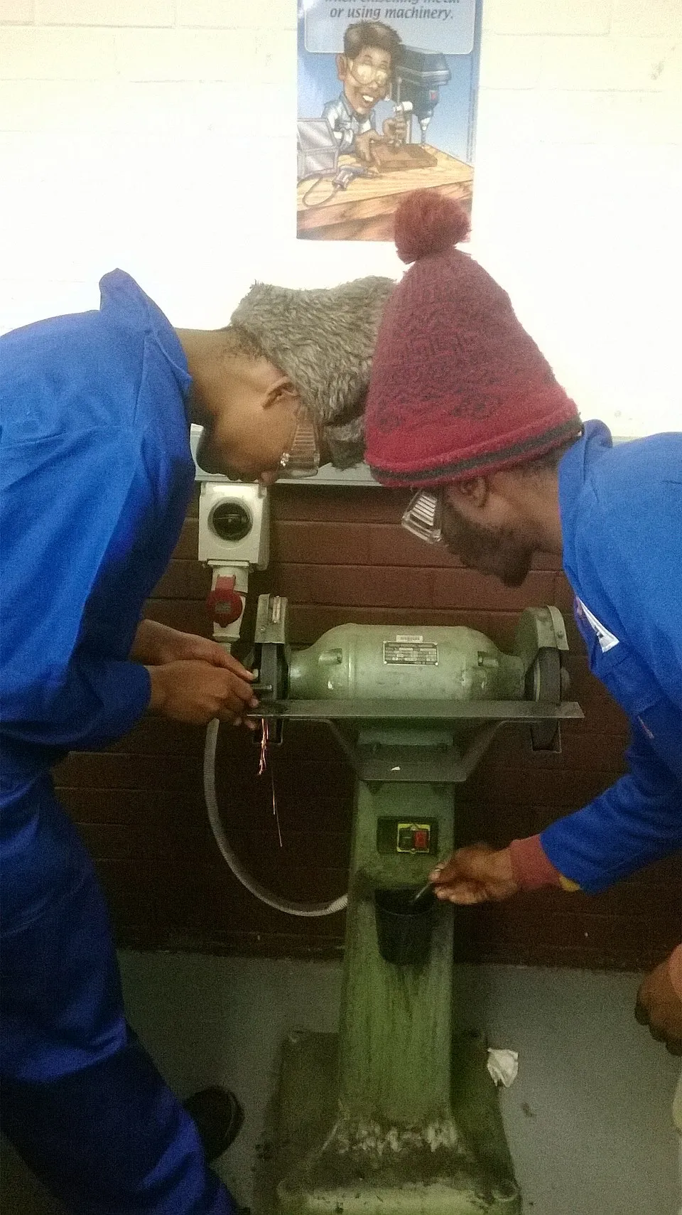 Illustration: ¿Qué características de seguridad son esenciales en una bench grinder? Illustration: ¿Qué características de seguridad son esenciales en una bench grinder?